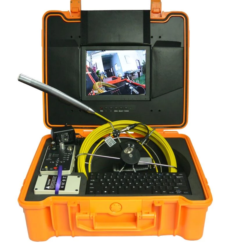 Une mallette orange avec un clavier et un moniteur pour les services de vidange fosse septique et de curage et debouchage.